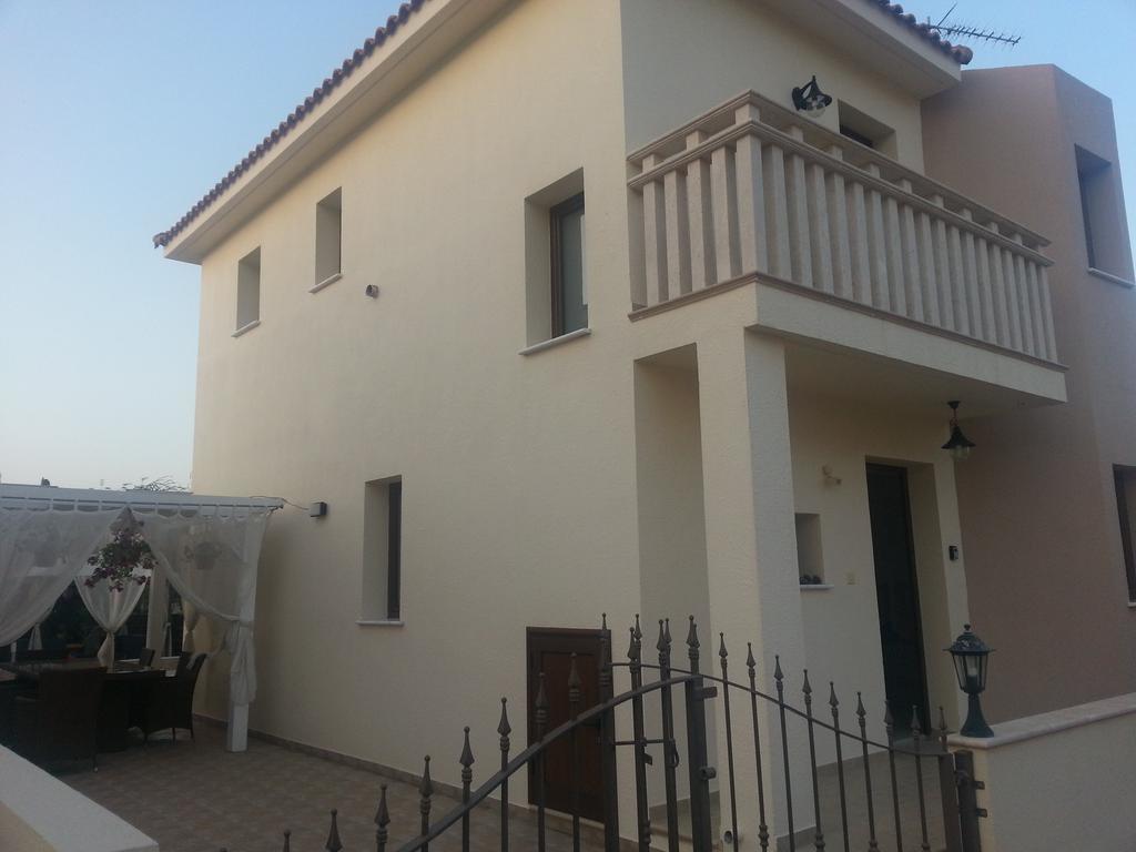 Gabriel Villa Протарас Номер фото